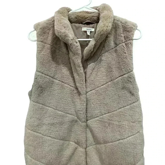 - Maurices Pink Faux Fur Vest Size M, Pre-Owned - Picture 2 of 6